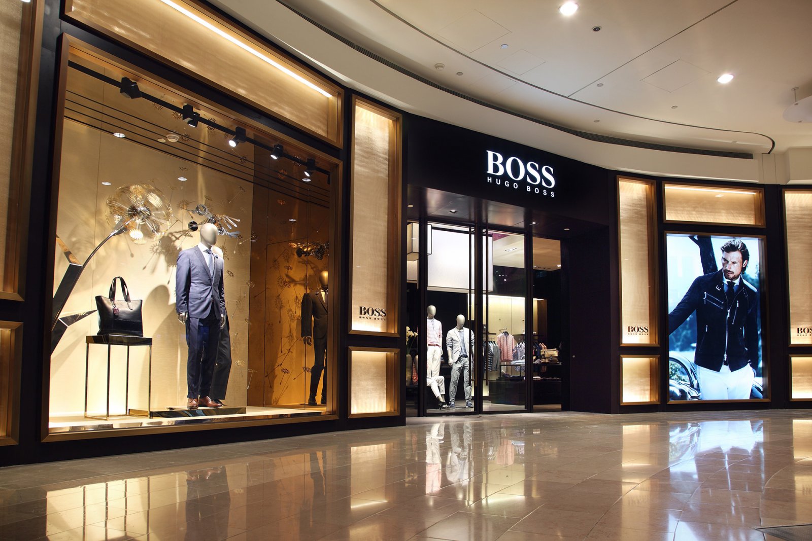 Hugo страна. Витрина Hugo Boss. Hugo Boss магазин. Hugo Boss Interior. Hugo Boss Boutique Reception.